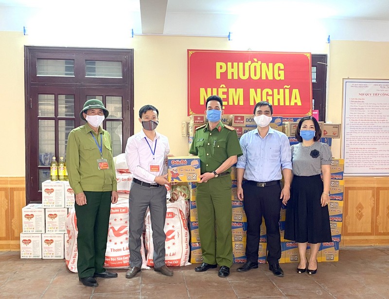 Công an phường Niệm Nghĩa, quận Lê Chân tiếp nhận ủng hộ của một người hảo tâm trong công tác phòng, chống dịch Covid 19